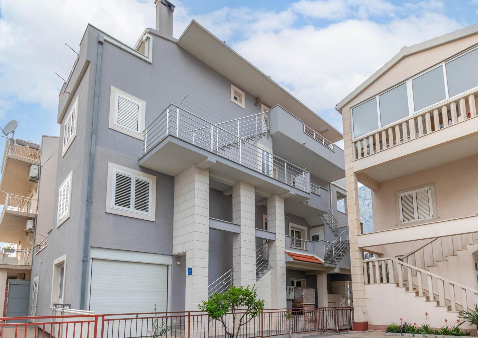 Apartment Dora *